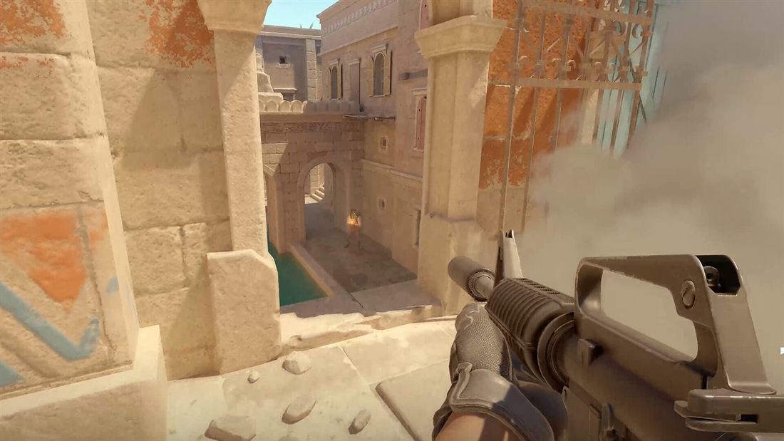 Vista de um jogador mirando por um corredor em uma partida de Counter-Strike 2